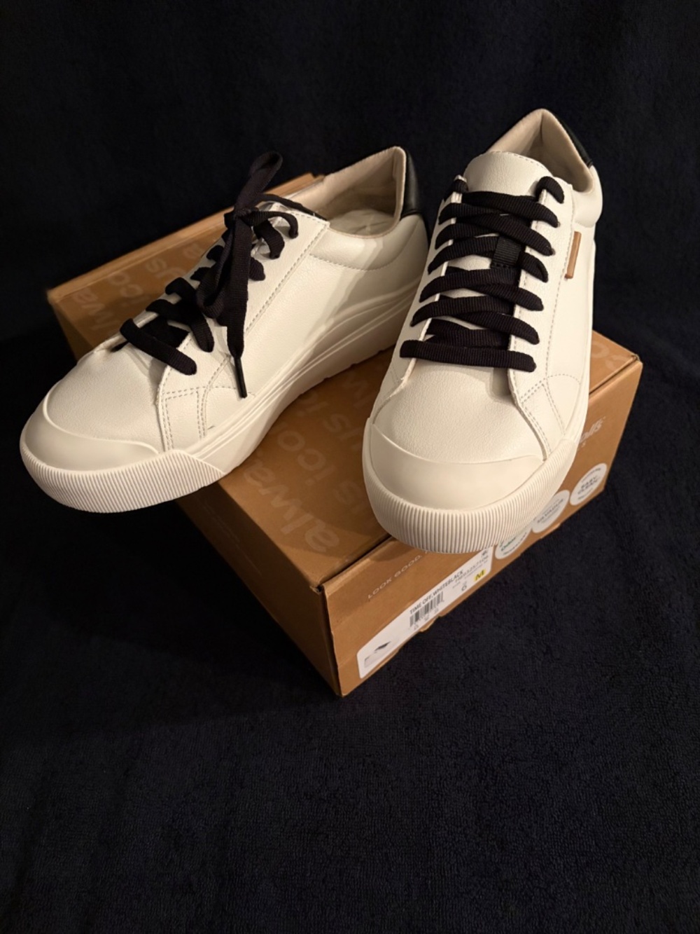 DR. SCHOLL'S WOMEN'S TIME OFF WHITE & BLACK SNEAKERS - NEW
